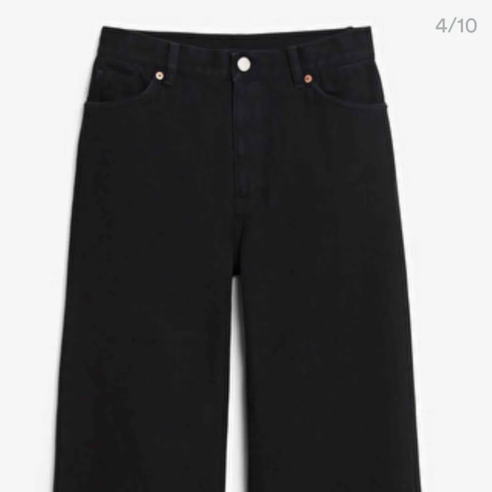 Yoko ultra black strl 29. Hög midja och vida ben. Säljes pga fel storlek - Knappt använda.. Jeans & Byxor.