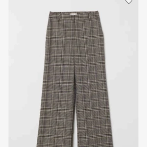  - Säljer dessa vida rutiga byxor som är från hm! Jag köpte byxorna på secondhand och de är i mycket bra skick! Säljer dessa pga att jag inte använt de!
