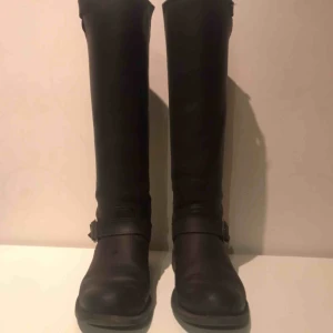 Prime boots - Bruna Primeboots, köpta för flera år sedan. Men nu använder jag dem tyvärr inte.  Det är lite skav på vaden på ena skon. Men annars vanligt slitage.