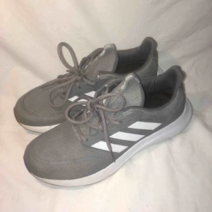  - Snygga gråa löparskor från Adidas. Gott skick. Storlek 42 2/3 (US 9). FRI FRAKT.