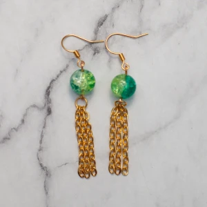  - Fina örhängen med tvåfärgade glaspärlor. Nickelfria. Obs! De är inte orangea som på bilden, Photoshop ändrar färgerna för mig 🙃 Fri frakt vid köp över 100:-.