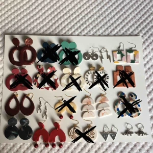  - REA!💎💍🌟🥳 först till kvarn!  Handgjorda örhängen! Skickar gärna fler bilder om så önskas.   •50 kr paret för dom i lera •40 kr paret för dom i metall. •3 par för 100 kr. Alla är nickelfria. 🌻insta: @dorisclaydesign  