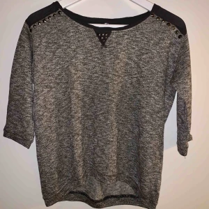  - Glitrete grå genser