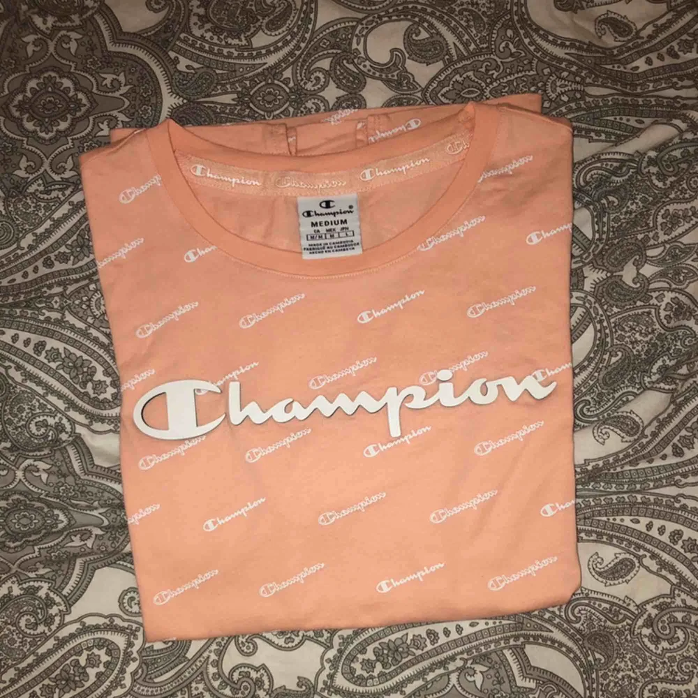 Rosa t-shirt från Champion. Aldrig använd. Skriv om det är något du undrar över💖💖. T-shirts.