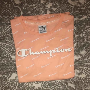  - Rosa t-shirt från Champion. Aldrig använd. Skriv om det är något du undrar över💖💖