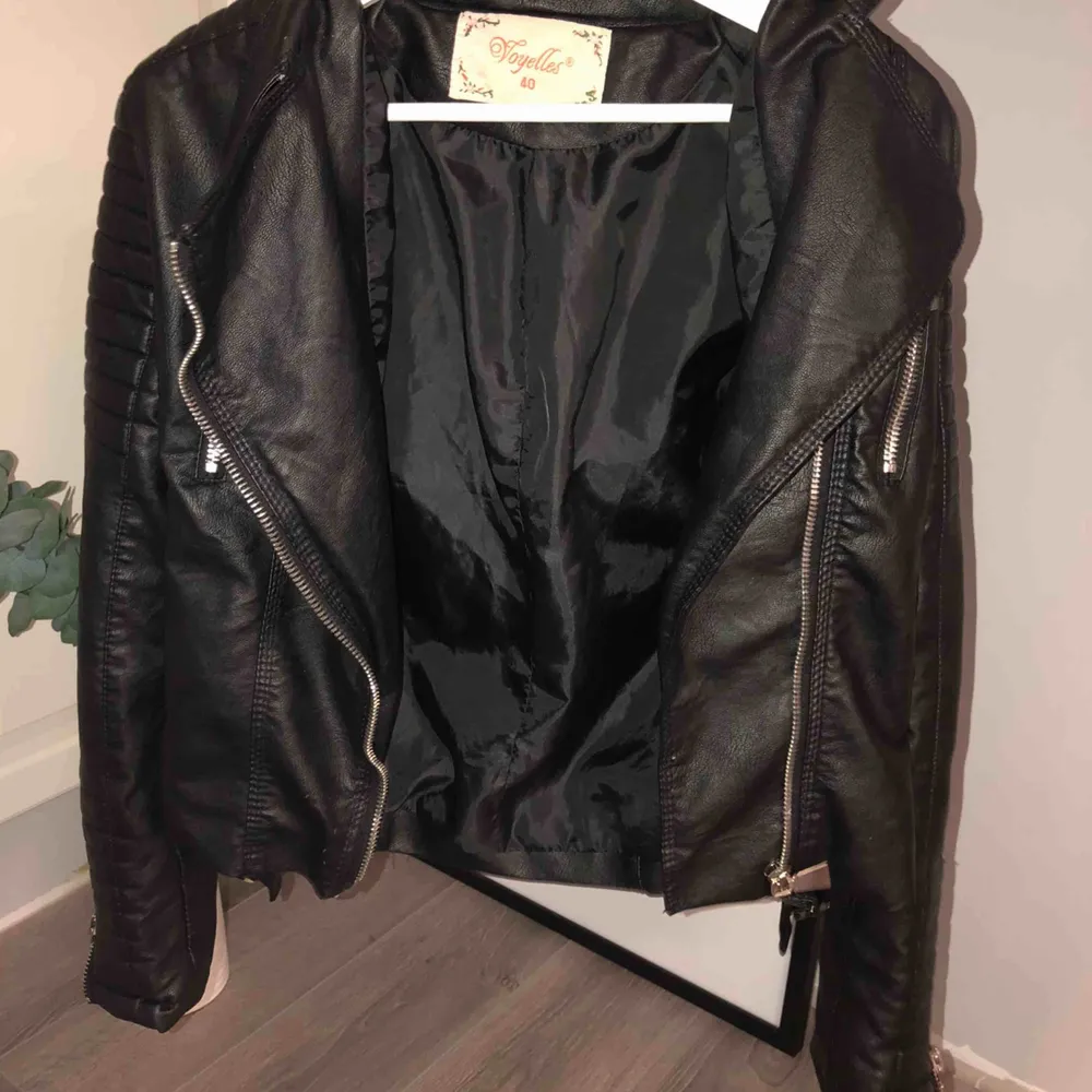 Säljer min fina Chiquelle ”Moto jacket” i storlek 40 då jag har dubbletter👊🏽  (passar strl XS-M) Jackan är i superfint skick och har silvriga detaljer, alla dragkedjor fungerar☺️ Frakt tillkommer!. Jackor.