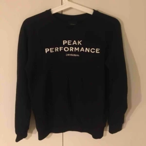  - En super fin Peak Performance sweatshirt i nytt skick! Endast använd ett par gånger. Storlek 160cm. Frakt tillkommer☺️