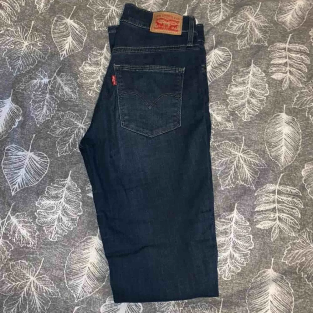 Mörka Levis jeans Använda några fåtal gånger  Stretchiga  Passar normal S   Storlek 26/32. Jeans & Byxor.
