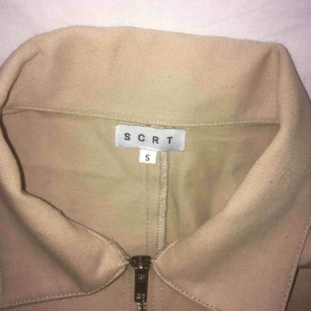 Snygg skjort-jacka från SCRT i en khakifärg. Skön bomullskvalitet. FRI FRAKT.. Skjortor.
