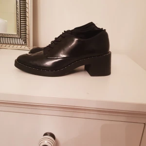  - Lack "herrskor" med tunn fastnylonstrumpa vid sidan (går att ta bort. Super fint skick . Frakt tillkommer 