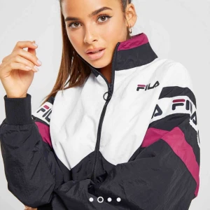  - Helt ny träningsjacka från Fila. Köpt på jdstports.se för några dagar sen. Jag beställde två storlekar och behåller den ena själv. Istället för att skicka tillbaka den andra hoppas jag någon i Halmstad vill köpa.  Prislapp kvar. Ordinarie pris: 660 kr