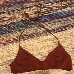  - Vinröd bikiniöverdel från weekday! Frakt tillkommer✨