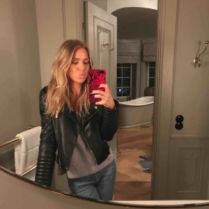  - Skinnjacka. Frakt tillkommer 95kr  Skärp saknas 