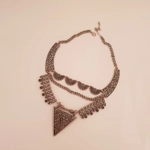  - Snyggt halsband med mönster på.