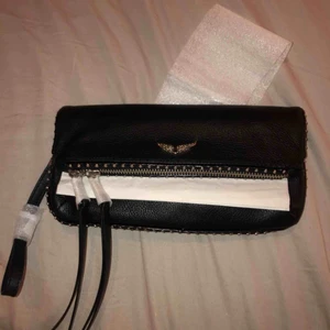 - Säljer min zadig väska🥰 Fick den i julklapp så den är aldrig använd  Modellen heter rocky clutch 💕