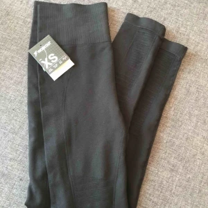  - PRUTA INTE! Frakt: 30kr. Jätte fina träningstights som är helt nya! Behövde en storlek större. Normala i storlek. Underbart skön stretch. Har dessa i en grå färg själv och dom sitter jätte fint på. Materialet är mega mjukt och skönt!  