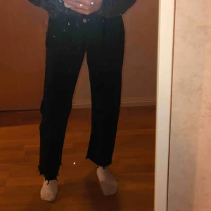  - Svarta Levis 501, storleken är W32 L34, dom är vintage & passar mig som har storlek 27 i de nya storlekarna. Är lite avklippta men köpte de så & är bra i längd på mig som är 1,65 