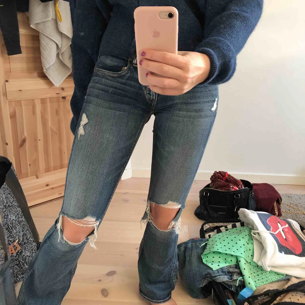 Ett par sjukt snygga håliga bootcut jeans i den perfekta blåa färgen från American Eagle. Har nog aldrig testat ett par stretchigare jeans en dessa. De är lågmidjade och i XS/ XXS stor 00 i jeansen. Jeans & Byxor.