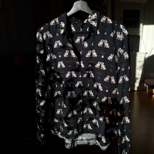  - Härlig skjorta från Monki i stl s.