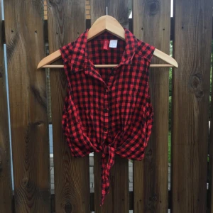  - Kort strand/sommarshorta från H&M. Väl använd men väldigt snygg! Bild nm 1 stämmer mest överens med färgen. 🌿