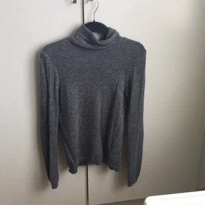 Stickad polotröja - En grå varm tröja från märket La redoute.