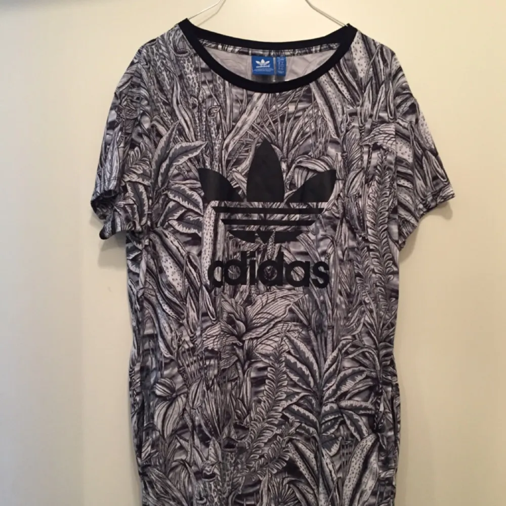 Adidas lång T-shirt/Tunika/ klänning med fickor på sidan. Aldrig använd, köpt i Adidasbutik i LA. Strl 38.. T-shirts.