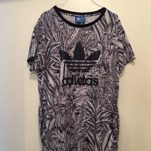 Adidas lång T-shirt/Tunika/ klänning med fickor på sidan. Aldrig använd, köpt i Adidasbutik i LA. Strl 38.