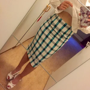  - Zara kjol i storlek S, använd aldrig 