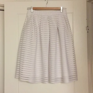  - Knälång vit kjol. Dragkedja i sidan. Köparen betalar frakten.