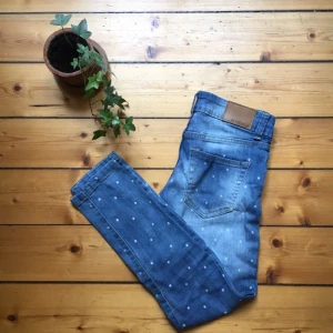  - Prickiga jeans med en kortare benlängd slutar strax ovanför fotknölen. De är stretchiga i tyget! 