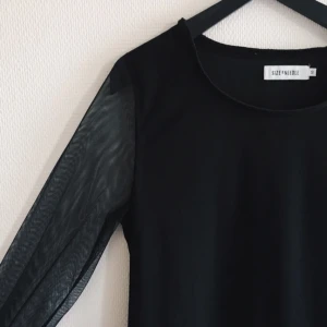  - Väl använd tröja från JC med transparenta ärmar. Fint skick, något noppig på insidan av urringningen. Möts upp i norrort eller fraktar mot betalning 🕊