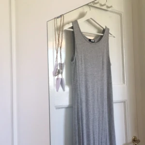  - Säljer denna jätte sköna långklänning i ljusgrått🎀 köparen står för frakt