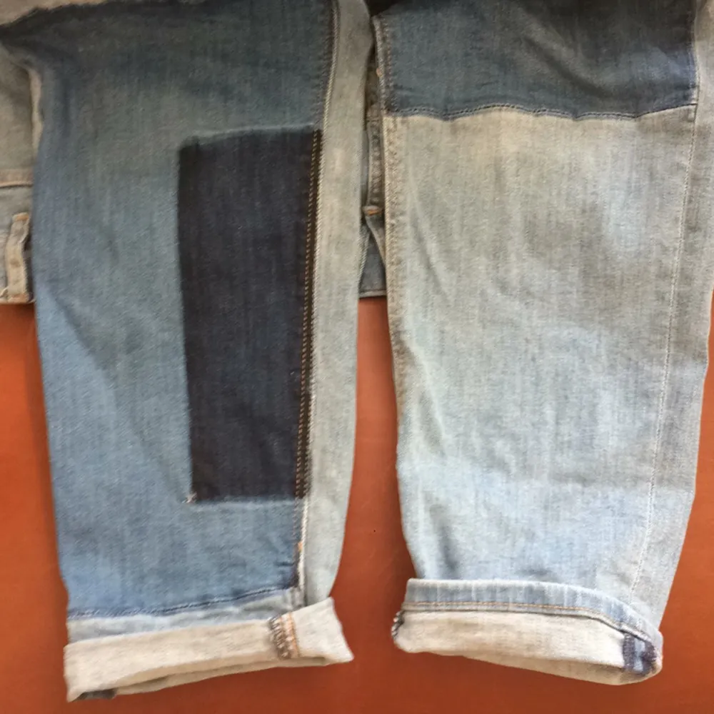 Baggy jeans med color blocks. Använde dessa under hela min graviditet (har annars storlek 26 på jeans), så det är ett tips! Men passar alla såklart 😊 Betalning via Swish, frakt på 69:- tillkommer. . Jeans & Byxor.