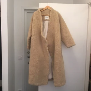  - ☁️☁️☁️ KAPPA från Monki! 🌸 Sjukt varm och mysig, strl XXS. Jag är vanligtvis small/medium och 175cm lång, den passar mig förutom liite kort i ärmarna. Frys inte i vinter - köp denna kappa 😋