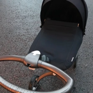  - Säljer nu vår älskade och smidiga vagn Stokke xplory då vi har fått andra behov. Säljer en komplett vagn med alla delar och massa tillbehör som ni kanske på bilden.  Vagnen är i fint skick förutom små skavanker som en repa på styret och suffletten är en aning solblekt men knappt något man lägger märke till. -sittdel -liggdel -babyinlägg -regnskydd till båda delarna -myggnät -shoppingbag -mugghållare -åkpåse  Säljer alltihopa för 5500 men priset kan diskuteras vid snabb affär.