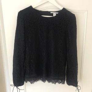  - Svart spetströja. Använd få antal gånger. Bra skick!