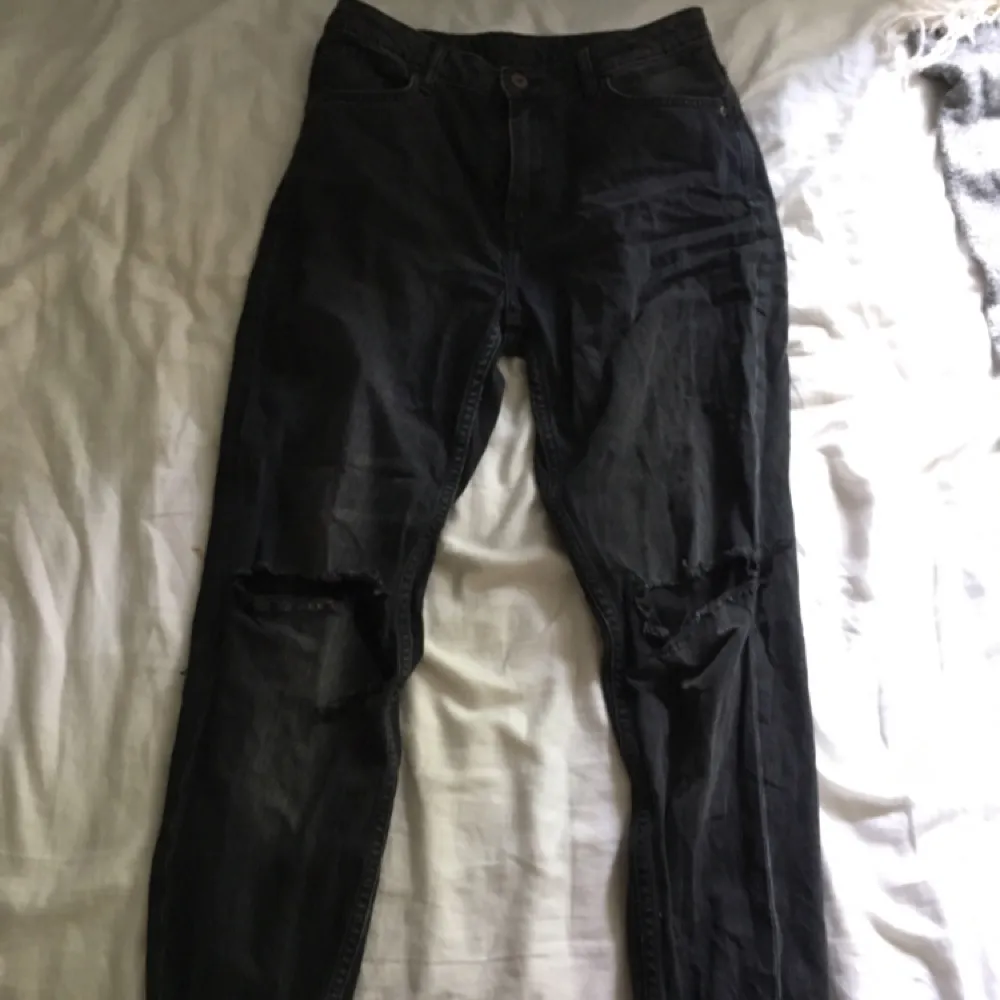 Svarta mom jeans från HM. Höga i midjan och med hål vid knäna. Köparen betalar frakt ❤️. Jeans & Byxor.