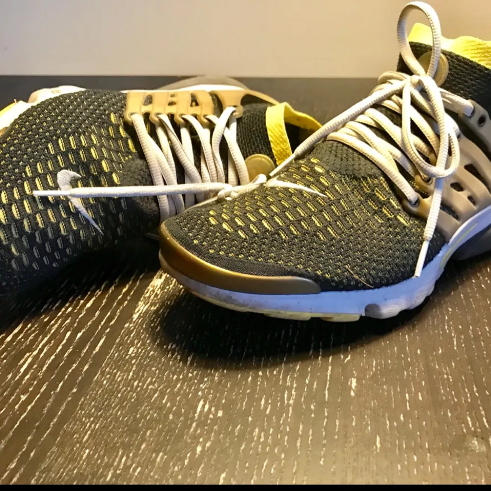 Nike air presto ultra flyknit Mycket bra skick! Skorna är sparsamt använt. Köpte på Sneakers n Stuff i 2016.  Storlek : US 11 / EU 45 Nypris : 1500kr. Skor.