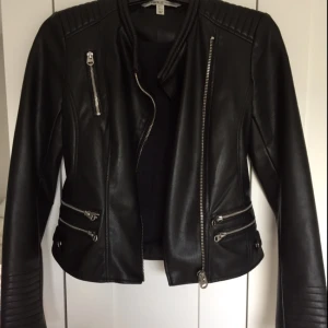  - En aldrig använd skinnjacka från Zara! Skitsnygg men jag passar inte i skinnjacka överhuvudtaget, önska så att jag gjorde :/ 