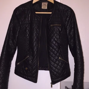  - Snygg quiltad skinnjacka från Zara. Perfekt till hösten. Snygg passform