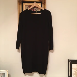  - Långärmad klänning i bomull från Zara. Perfekt nu till hösten. Frakt ingår i priset ⭐️