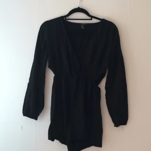  - Passar S/M. Byxdress som är öppen i sidan. Väldigt snygg!