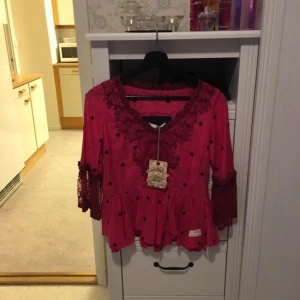  - Odd molly blus. Aldrig använd, lapp kvar. Inköpspris 1199 kr. Mitt pris 400 kr. XS 