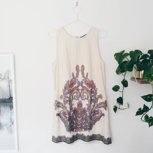  - Klänning från Topshop. Stort paislymönster framtill. Dragkedja bak och dolda fickor i sidorna. Fint skick.