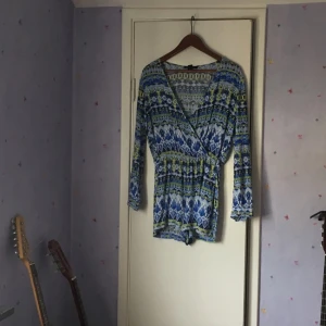  - Mönstrad playsuit 