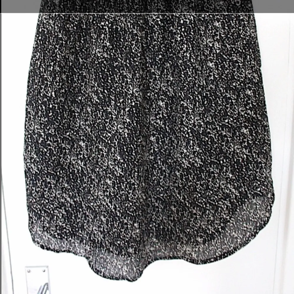 Snygg svartvit mönstrad klänning från H&M. Använd 1 gång, precis som ny! . Klänningar.
