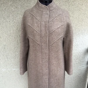  - Fin vintage kappa i ull från England. Snygga detaljer och fräscht foder. Modellen är knälång. 