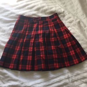  - (tar endast betalt via swish!! + köparen står för frakt) / blå- och rödrutig kjol från h&m / skick: väldigt bra då jag endast använt den väldigt få gånger / säljs då den sällan använts