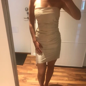  - Champagnefärgad figursydd kort klänning i 100% siden. Passar perfekt till studentskivor eller bröllop :) 