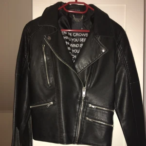  - Skinnjacka, aldrig använd. 